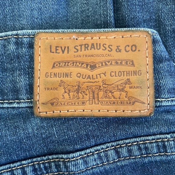 Ripped Knee Levi's High-rise Skinny Jean - Picture 4 of 4